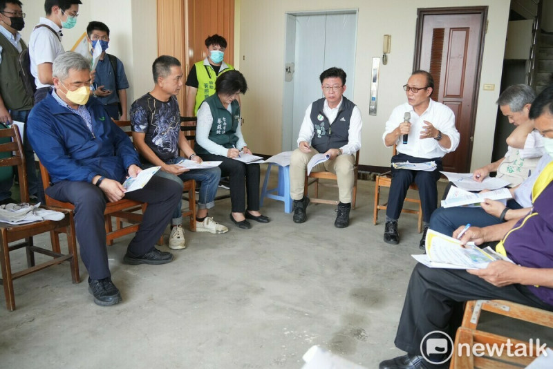 針對台南大學七股校區退場後，校園土地活用預計與地方養殖業進行結合，立委郭國文今日邀請負責督導漁業署的農委會副主委陳添壽、台南市政府農業局長李建裕及台南市議員蔡蘇秋金到場會勘。   圖：黃博郎／攝