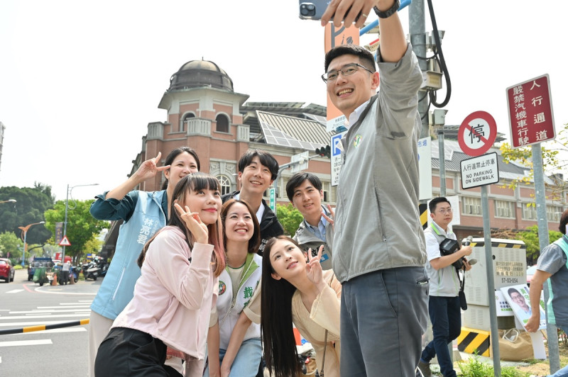 多名學運世代的民代及政治工作者今陪同正在參加立委初選的台中市議員黃守達到建國市場拜票。   黃守達/提供