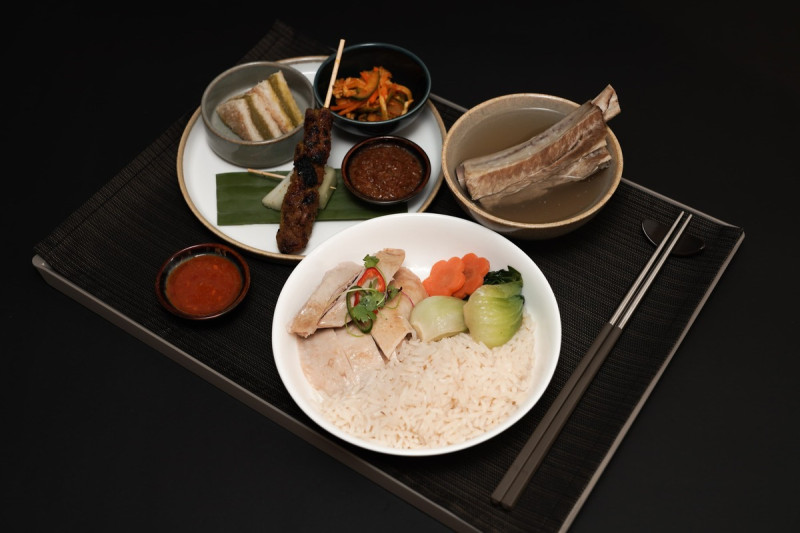 商務艙餐點提供新加坡美食套餐，包括海南雞、肉骨茶及雞肉沙嗲。   圖：星宇航空／提供