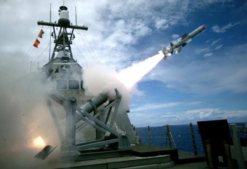 魚叉導彈的主要功能是在高達 67 海里（124公里）的範圍內攻擊和摧毀敵方水面艦艇。   圖：翻攝自騰訊網嗷狼記