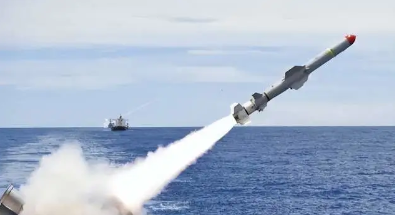 魚叉導彈使用慣性制導和主動雷達歸位的組合來導航到其目標。 一旦它接近目標，導彈的彈頭就會引爆，對船隻造成損害或破壞。   圖：翻攝自騰訊網嗷狼記