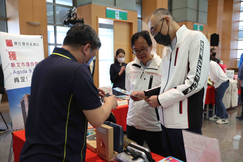 新北市除了各式好玩的活動外，還有許多食衣住行育樂的好選擇，讓民眾歡樂出遊，好吃、好住、好玩一次滿足。圖為副市長謝政達（右一）、觀旅局長楊宗珉（右二） 與觀光業者討論。   圖：新北市政府觀旅局提供