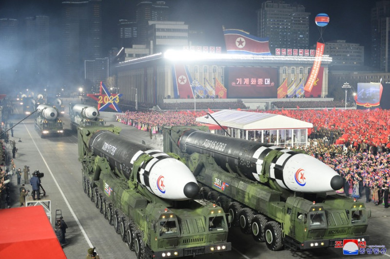北韓2月8日建軍節閱兵式上展示多款新型導彈。(示意圖)   圖：翻攝朝中社(資料照片)