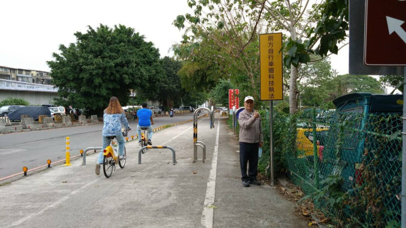 永福橋通往中正橋自行車道入口處民眾比讚。   圖：新北市高灘處提供