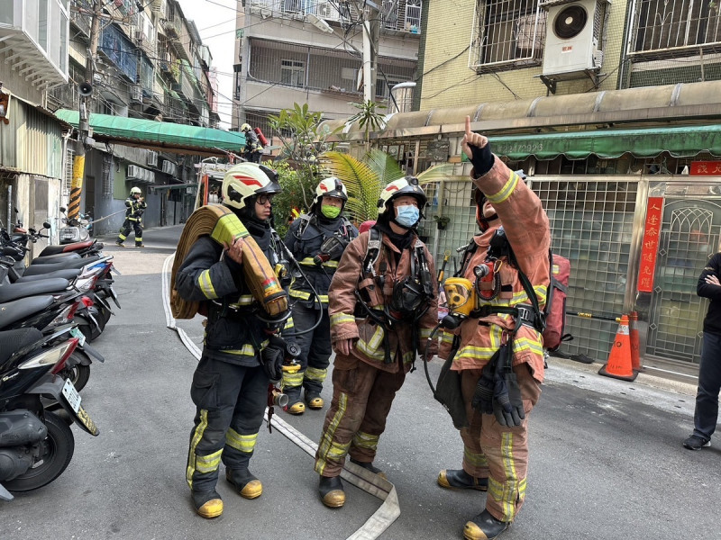 新北市消防局於今(14)日假板橋區擴大辦理狹窄巷弄搶救演練。   圖：新北市消防局提供