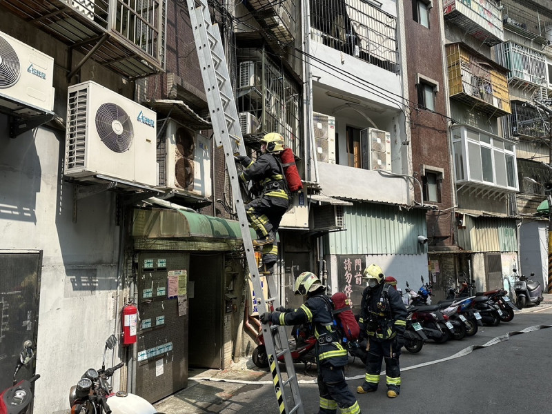 架梯破窗破門救援演練。   圖：新北市消防局提供