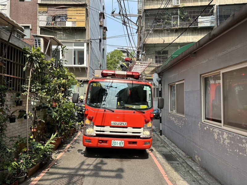 都會狹小巷道救災動線受限，不利大型消防車及裝備器材進入救災，消防人員需進行長距離佈線及運用各式梯具方能進行救災，故為強化消防人員對於狹窄巷道救災困難之場所救災效能。   圖：新北市消防局提供