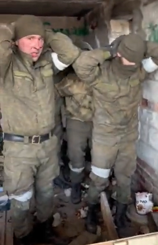 俄軍遭烏軍俘虜，臉帶驚恐，網友笑稱: 「他們很幸運，腦袋還在」。   圖: 翻攝自推特帳號@small10space