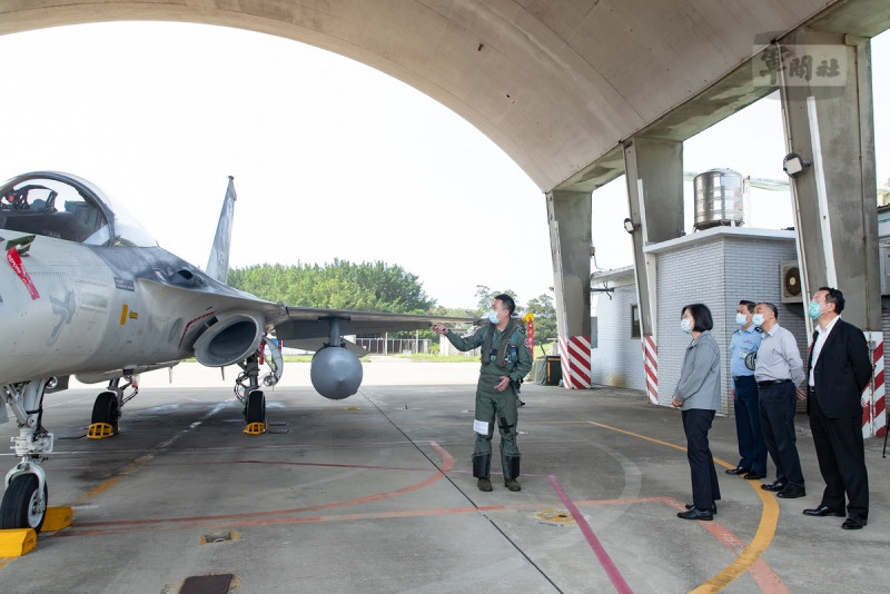 蔡英文總統今（14）日上午前往台中視導「空軍第三戰術戰鬥機聯隊」，感謝國軍堅守崗位，守護國家安全。   圖：總統府提供