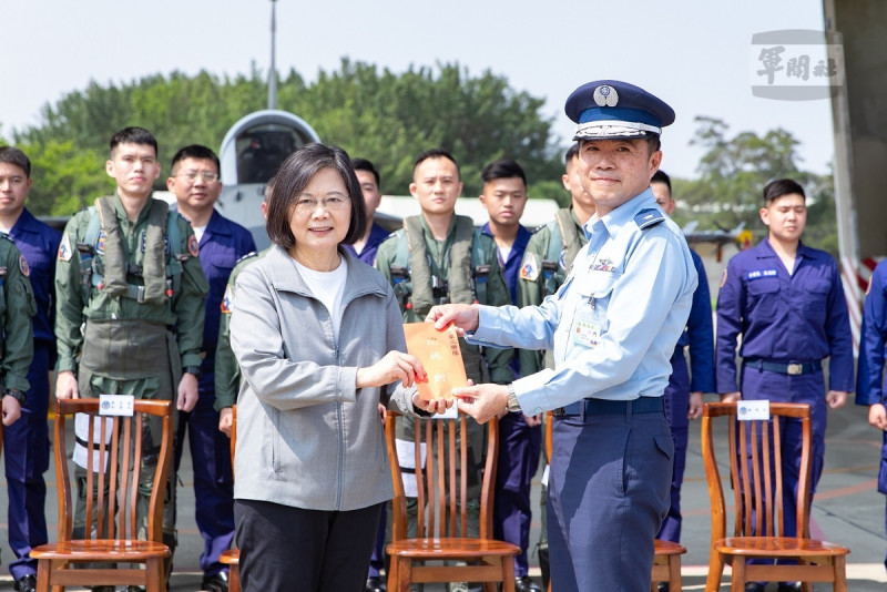 蔡英文總統今（14）日上午前往台中視導「空軍第三戰術戰鬥機聯隊」，頒發加菜金，感謝官兵們的辛勞付出。   圖：總統府提供