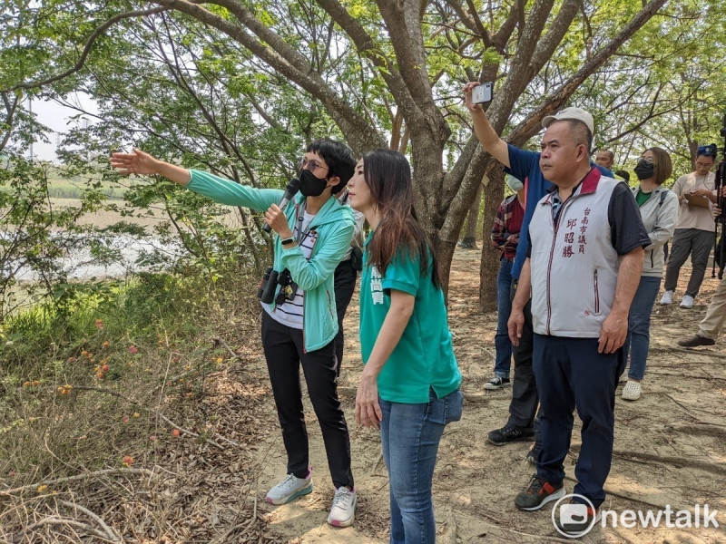 台灣歷史博物館與棒球場周遭綠帶發現稀有保育類動物，各界盼能設立生態保護園區。台南市議員蔡麗青今日邀台史博及市府主管會勘，希望保留台史博周邊滯洪池綠帶，讓園區現有的保育類動物及豐富生態能夠得以生存。   圖：黃博郎／攝