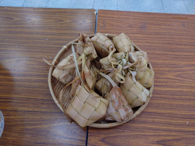 老師們製作的印尼開齋節最具代表性食物Ketupat。   圖：新北市教育局提供