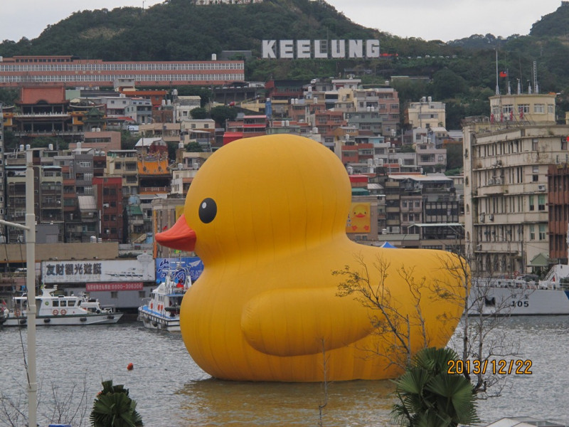 2013年基隆港展出黃色小鴨受到遊客歡迎。   圖：取自中華郵政網站（資料照）