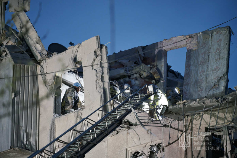 烏克蘭救難人員在被俄羅斯軍隊炸毀的公寓大樓挖掘搶救。   圖：翻攝基里蘭科臉書