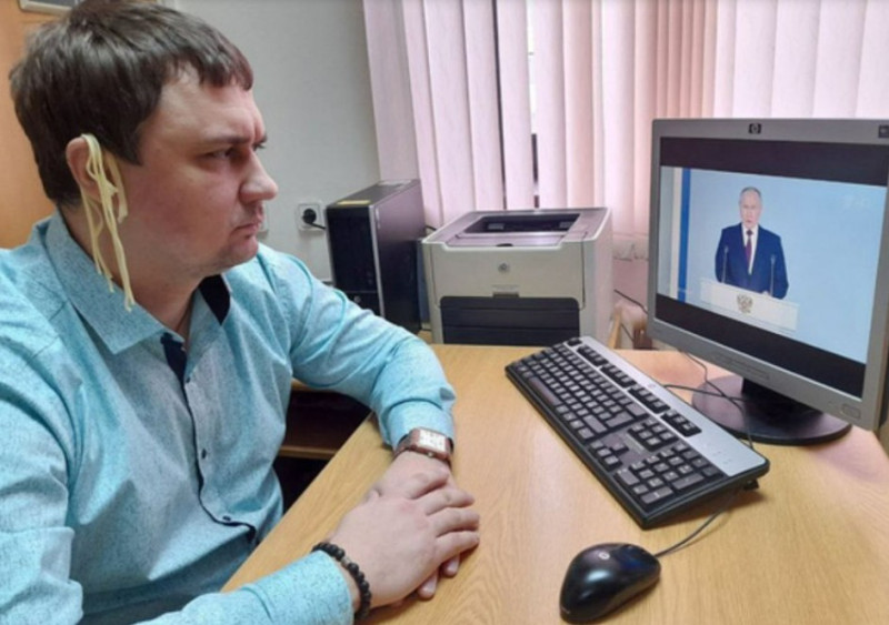 俄羅斯國會議員阿卜杜勒金日前在觀看普丁國情咨文演說時，在耳朵掛上麵條，遭到法院判處罰款。   圖：翻攝推特