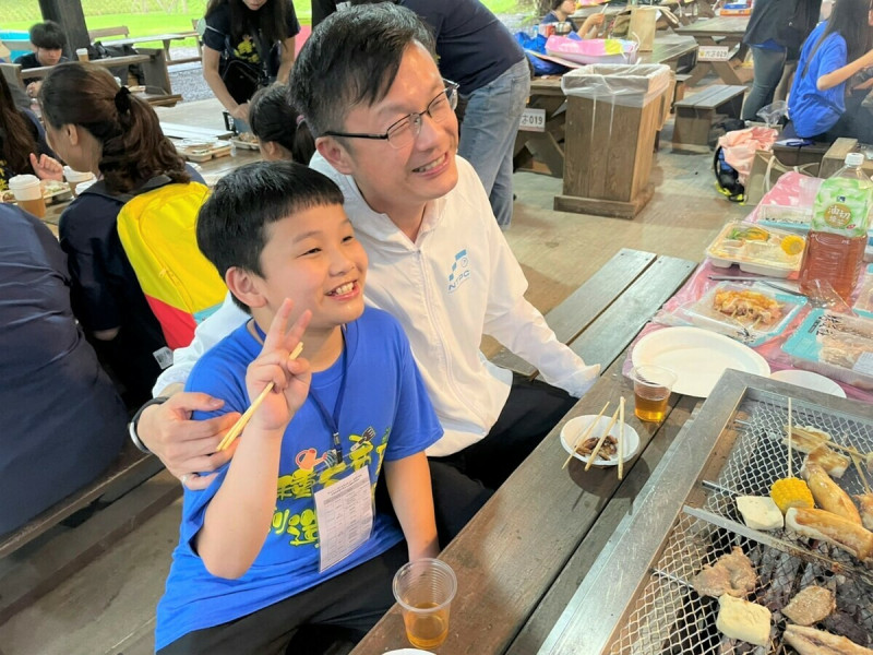 教育局長張明文表示，新北市辦理「圓夢生活體驗營」，目的在於全方位培育受獎助學生，讓他們有自信、有創意，擁有好品格。   圖：新北市教育局提供