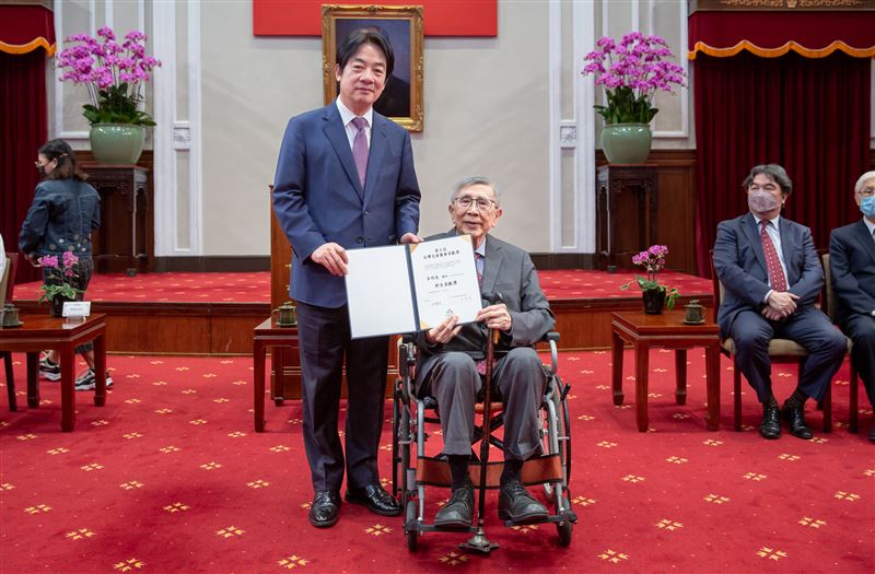 「台灣遺傳學之父」李明亮今日還獲頒台灣兒童醫療貢獻獎最高榮譽終身貢獻獎。   圖：總統府／提供