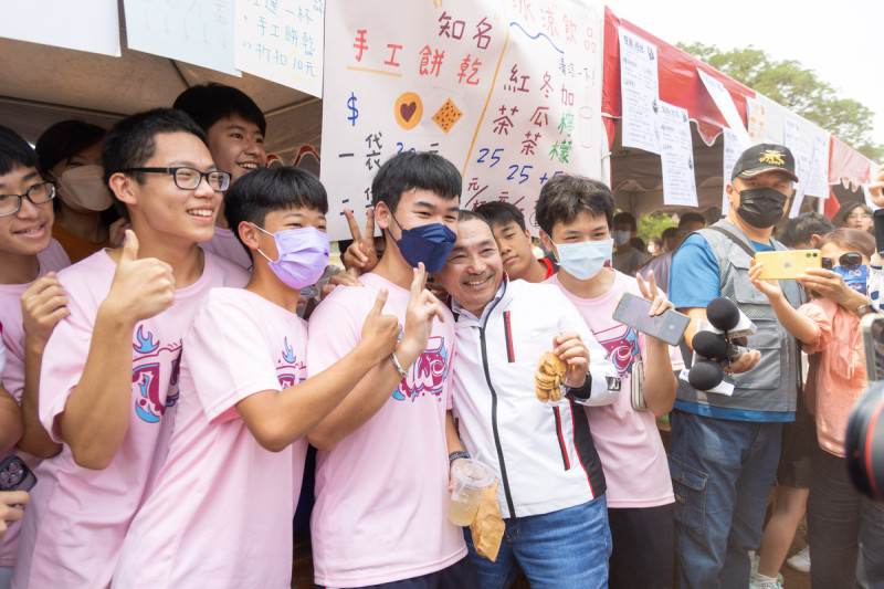 侯友宜出席母校嘉義高中99週年校慶活動，不少嘉中學生搶著跟侯合照。   圖：林昀真／翻攝