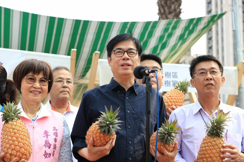 陳其邁(中)賣力行銷在地鳳梨 。   圖：高雄市政府/提供