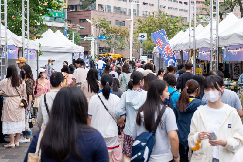 「彩色情人節-2023新北HUG市集」現場有35攤特色文創、美食商品，吸引許多民眾參加。   圖：新北市經發局提供