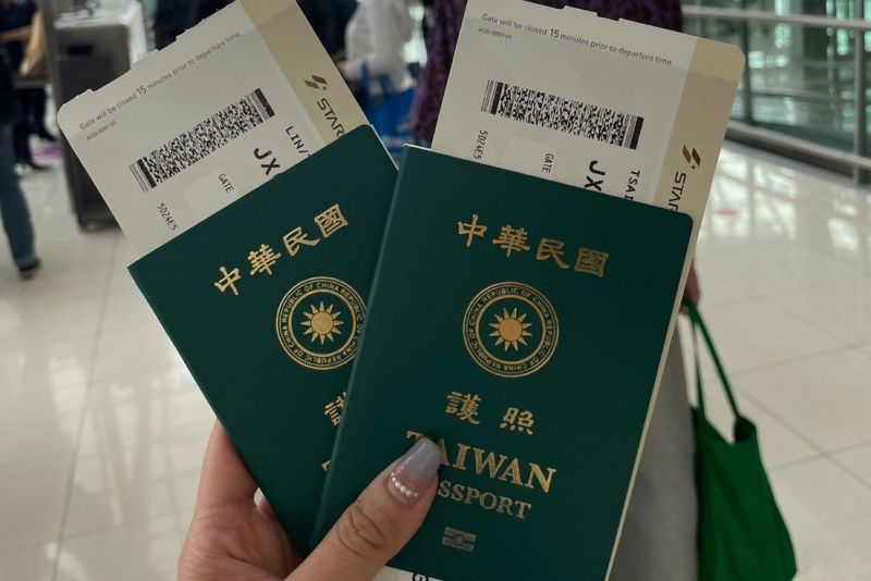 去年10月台灣國門解封後，民眾紛紛安排出國遊玩旅程，其中以日本、韓國的機票最為搶手。（資料照）   圖：張志浩/攝