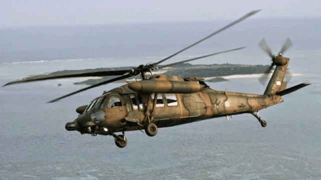 日本黑鷹直升機失事，包括一名中將在內的十人失蹤。   圖：截取自新浪看點