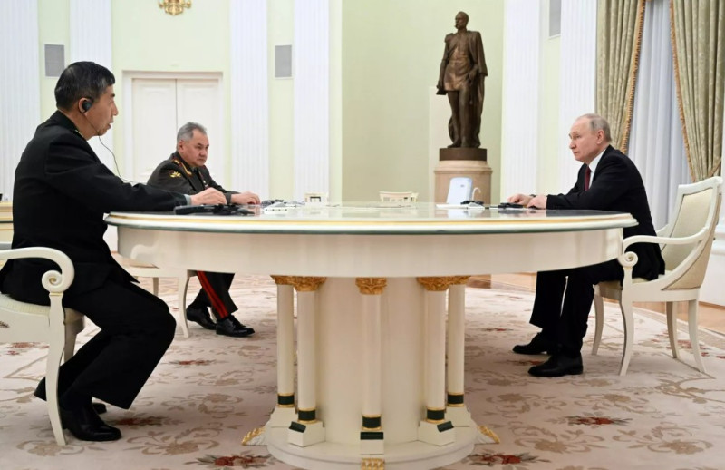 俄羅斯總統普丁（Vladimir Putin）16日在莫斯科接見中國國防部長李尚福。   圖：翻攝俄羅斯衛星通訊社網站