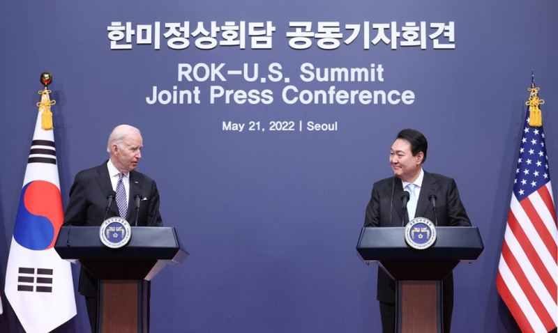 韓國總統尹錫悅（右）上台後還未滿月，美國總統拜登就訪問韓國3天2夜，並舉行首次韓美領袖高峰會，顯示韓美同盟關係穩定。   圖：翻攝自韓國外交部