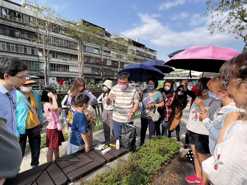 錦和國小安排親師生到藤寮坑溝，由水利局及校方人員進行現地解說及水質檢測。   圖：錦和國小提供