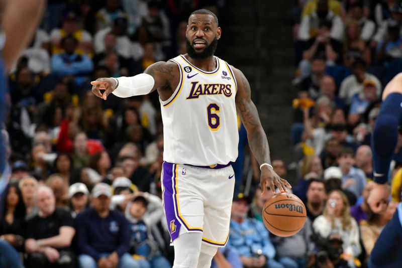 「詹皇」LeBron James在今日賽後盛讚隊友八村壘的表現。   圖／美聯社／達志影像