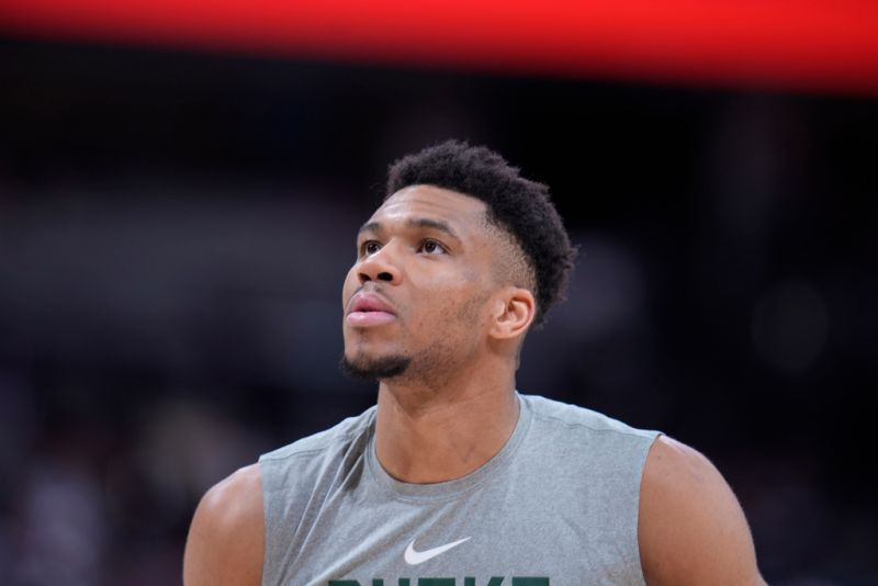 公鹿「字母哥」Giannis Antetokounmpo在季後賽首輪G1開賽沒多久就下背部受傷，離場後沒有再回歸。   圖／美聯社／達志影像