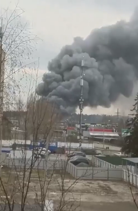 今年初，莫斯科的一處工廠疑似遭到攻擊，升起濃密的黑煙。   圖：翻攝自推特用戶 NOËL