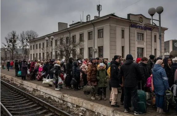 烏克蘭難民四散在歐洲各國，但有數據表明他們正在陸續返回家鄉，外界猜測可能是為了重建家園，或想要為戰場上的烏軍盡一份力。   圖 : 翻攝自三分亮劍