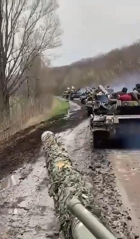烏軍駕駛的坦克排成隊伍前行，準備前往前線作戰。   圖：翻攝自NOËL推特