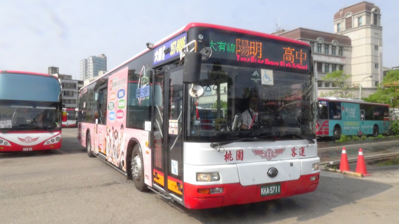 負責桃園市多條學生專車業務的桃園客運傳出因駕駛員不足，擬自下學年起將全面停駛，市府協調要求「一條都不能少」。   圖：桃園市交通局／提供