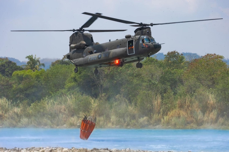 陸軍航特部派出CH-47SD直升機，以空中灑水方式協助搶救高雄內門、杉林山林野火。   圖：翻攝國防部發言人臉書/民眾陳緯安提供