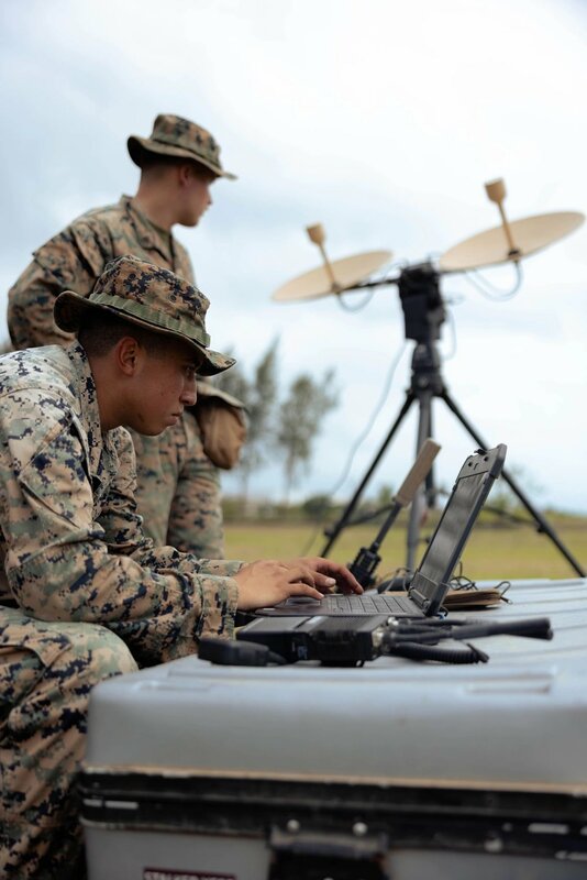 為對抗中國威脅，美國與菲律賓今年籌畫多場大規模軍事演習。特別著力在熱帶叢林和分散島嶼的困難條件下確保網路安全通暢，共享戰場訊息。   圖：翻攝@FMangosingINQ推特(資料照片)