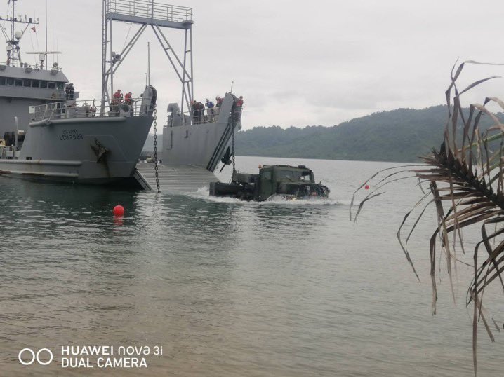 美菲年度「肩並肩」聯合軍演，測試「分散式海上作戰」(DMO)與「遠征前進基地作戰」(EABO)概念。   圖：翻攝@FMangosingINQ推特