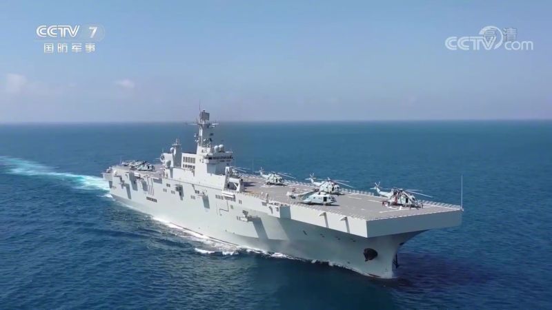 中國近期海上軍事動作頻頻。圖為中國海軍兩棲艦海南號。   圖：翻攝央視