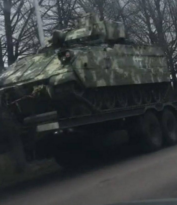 每國最近向烏克蘭捐贈 M2 Bradley 步兵戰車，戰車披著烏克蘭武裝部隊的迷彩。   圖：翻攝自MilitaryLand.net推特