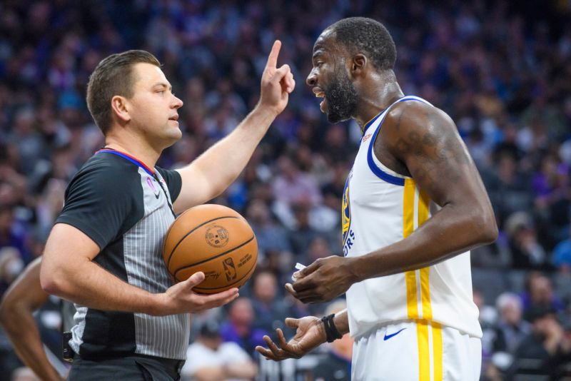 勇士前鋒Draymond Green在末節踩了國王中鋒Domantas Sabonis的胸口，結果被吹了二級惡意犯規直接被驅逐出場。   圖／美聯社／達志影像