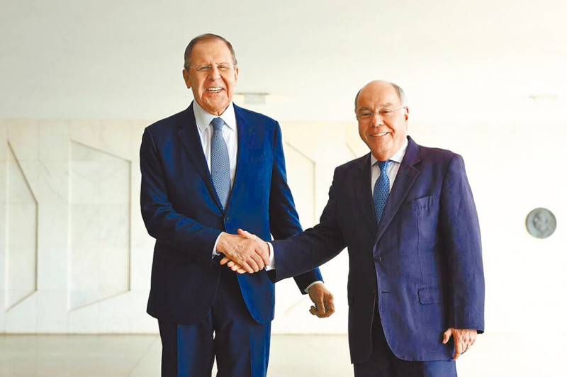 俄羅斯外長拉夫羅夫（左）和巴西外長維艾拉（右）在巴西舉行會談。   圖：翻攝俄羅斯外交部推特