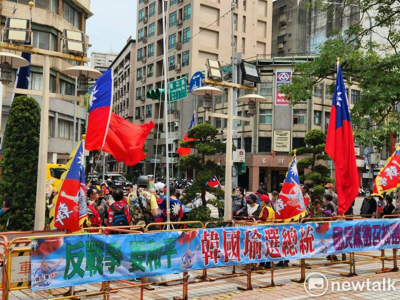 台南韓友會在國民黨中央黨部前，呼籲國民黨再次徵召韓國瑜參選總統。   圖：黃建豪/攝