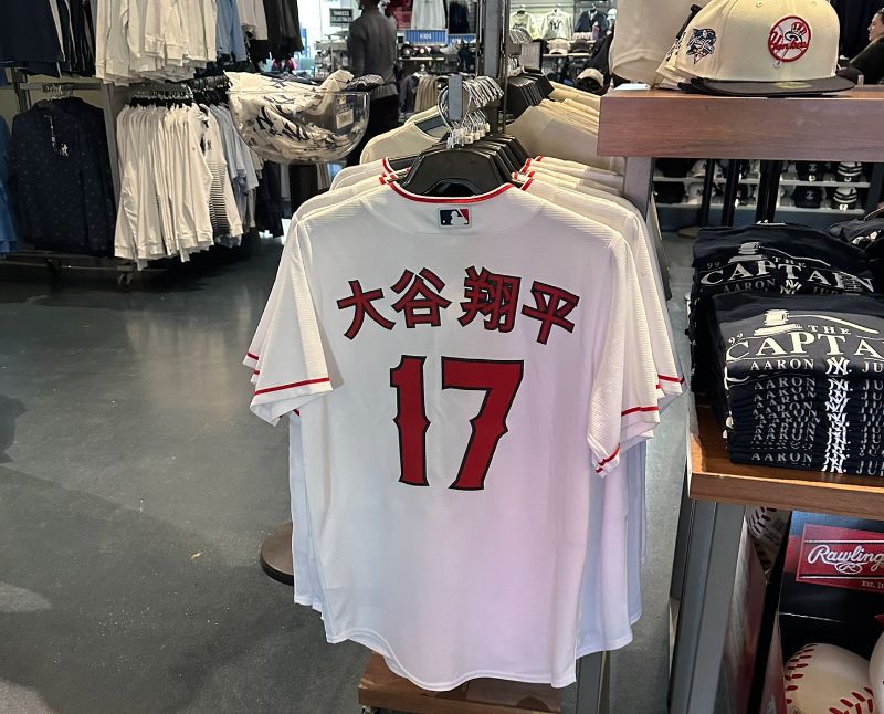 洋基球場販售大谷翔平球衣，還有球迷買單。   圖／@marioagomez_1推特