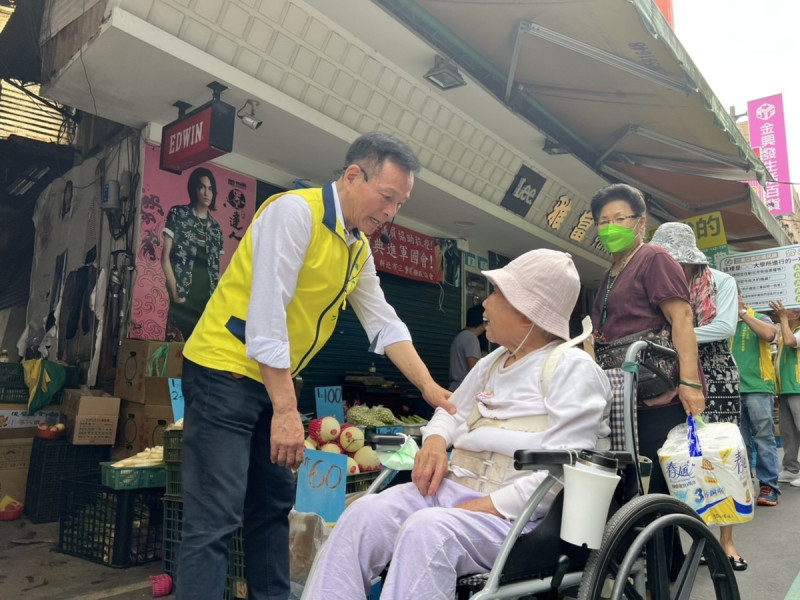 民進黨新北第三選區（三重區）立委初選民調進入倒數階段，擬參選人新北市議員李余典在最後幾天再次進入市場拜票尋求支持。   圖：李余典辦公室提供