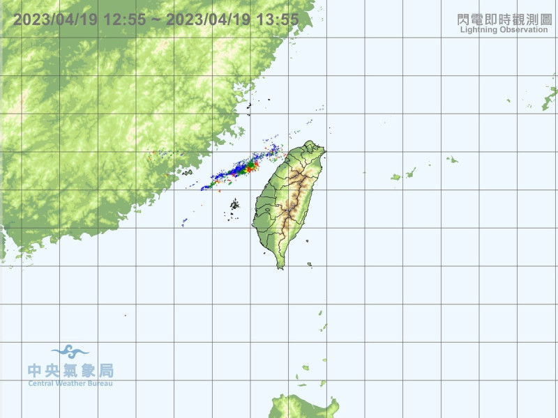 氣象局的閃電即時觀測圖也顯示，在台灣海峽北部的閃電相當密集，顯示對流發展相當旺盛。   圖：取自中央氣象局網站