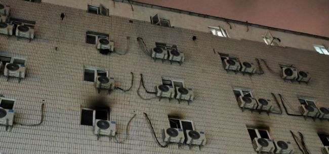 長峰醫院起火樓棟，五樓可見熏黑痕跡。   圖：翻攝自經濟觀察網