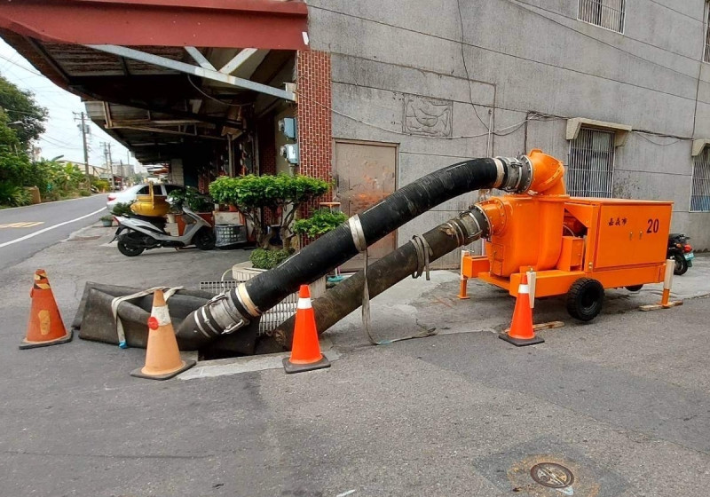 因應鋒面可能帶來的豪雨，嘉義市政府在低窪地區佈建移動式抽水機。   圖：嘉義市政府/提供