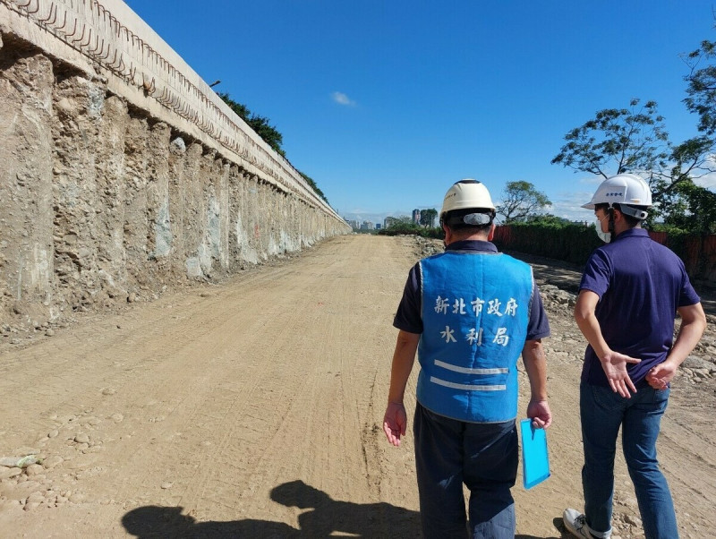 大漢溪堤外水岸廊道串聯暨周邊環境改善工程案會同技師查核。   圖：新北市水利局提供