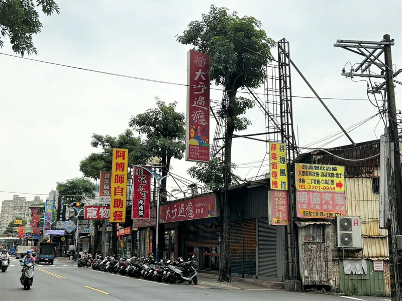 新莊高中一用地現況為鐵皮商店。   圖：新北市城鄉局提供